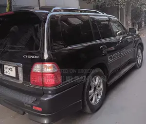 টয়োটা ল্যান্ড ক্রুজার ২০০৪ কালো