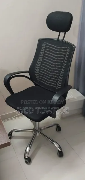 Office Table With 3 Chairs and Aquarium