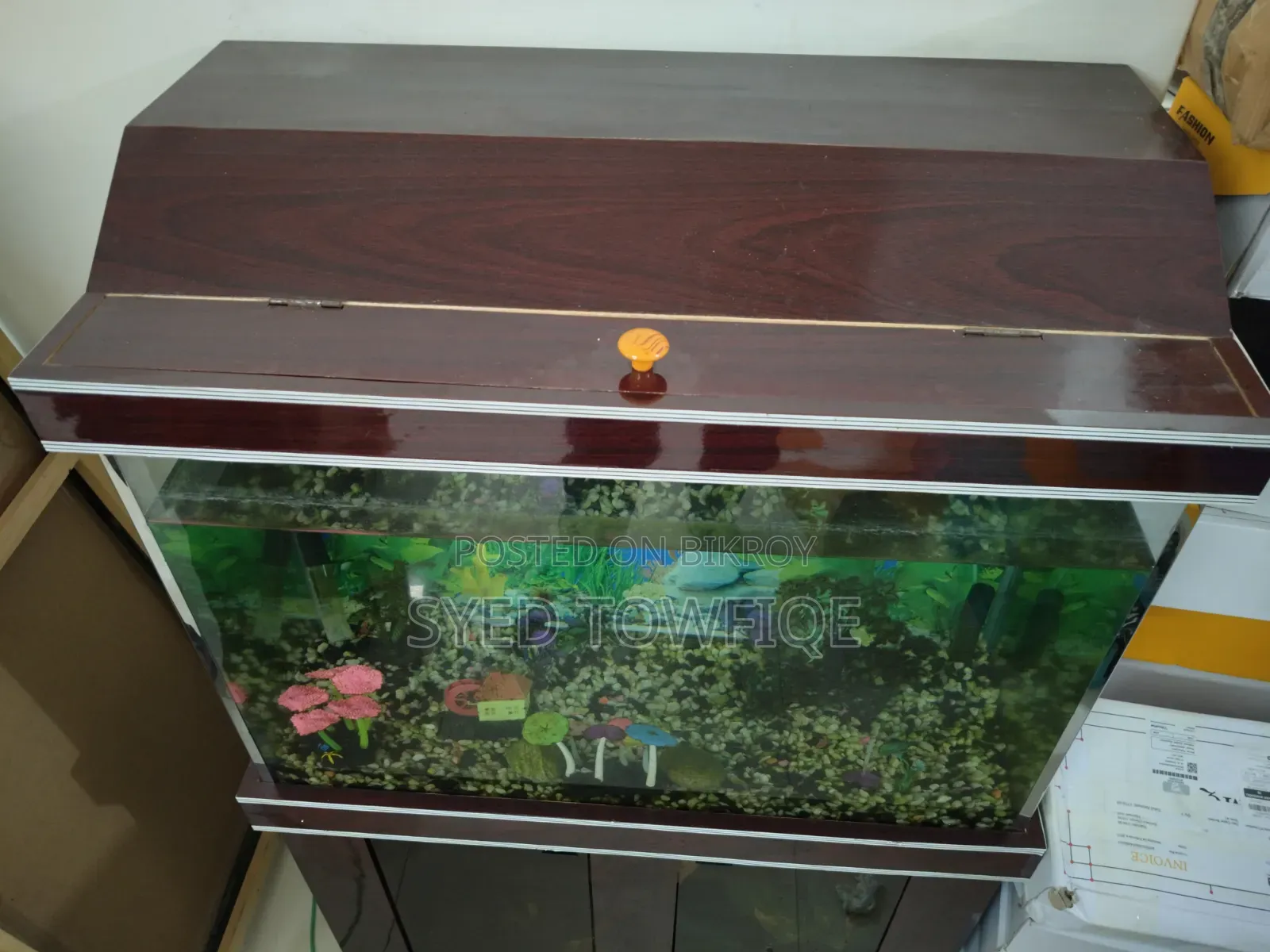 Office Table With 3 Chairs and Aquarium