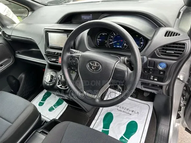 Toyota Noah 2021 Silver