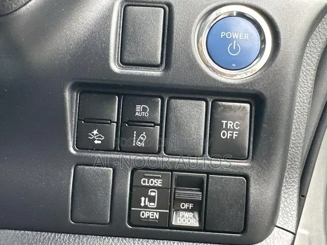 Toyota Noah 2021 Silver