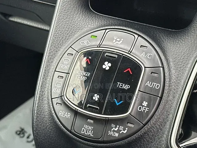 Toyota Noah 2021 Silver