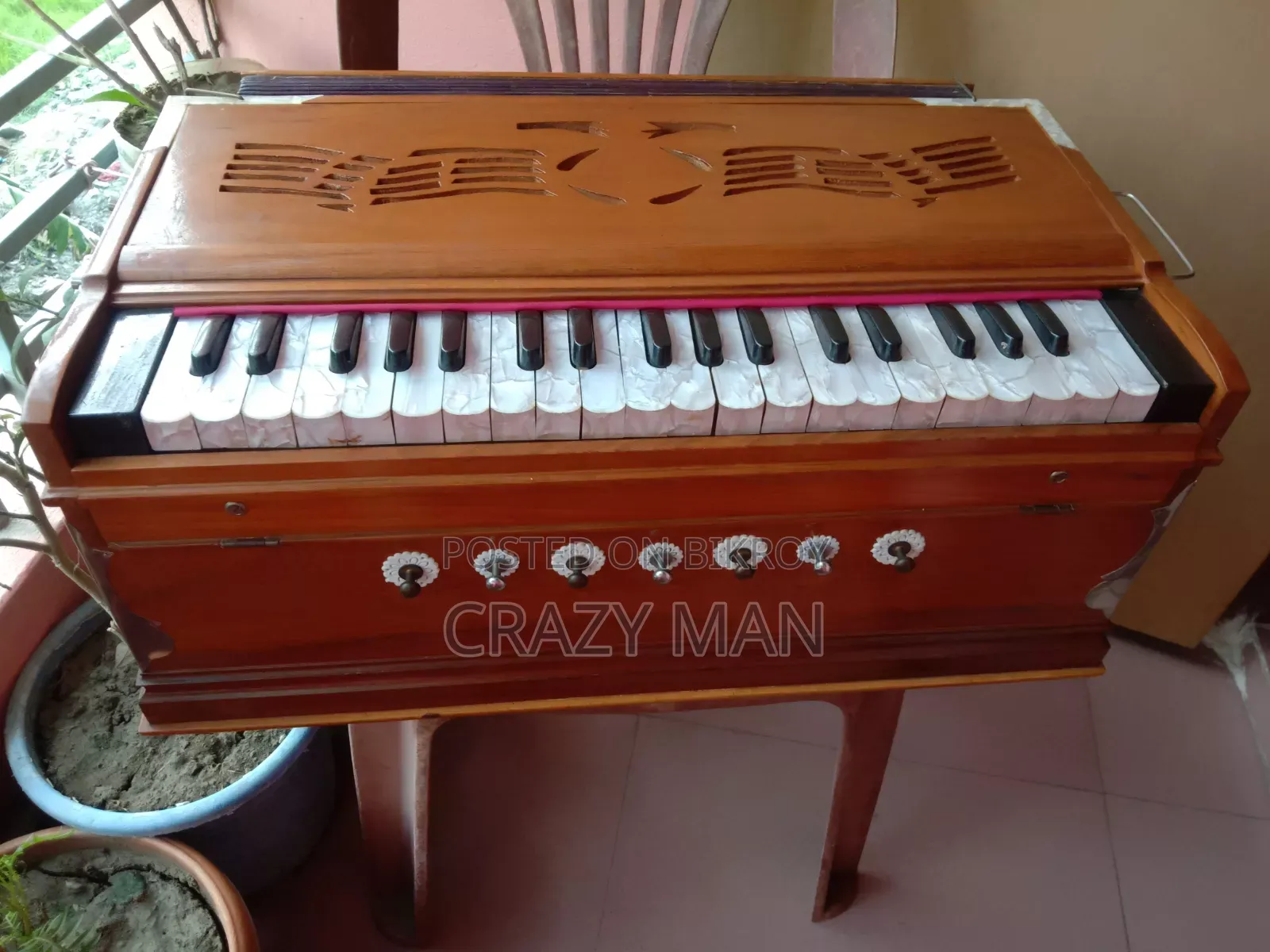 একটি ডাবল রিডের হারমোনিয়াম বিক্রি করা হবে