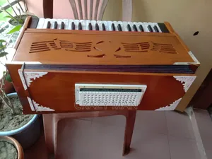 একটি ডাবল রিডের হারমোনিয়াম বিক্রি করা হবে