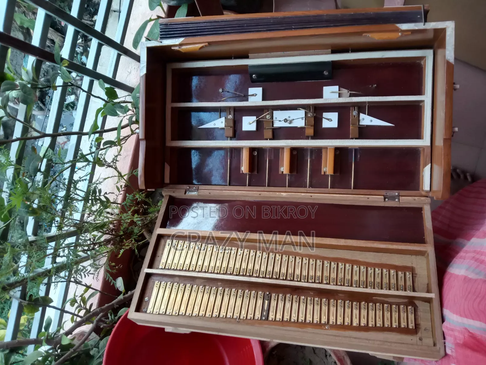 একটি ডাবল রিডের হারমোনিয়াম বিক্রি করা হবে