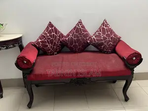 লাল রঙের সোফা