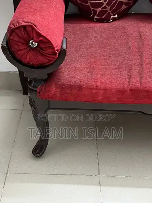 লাল রঙের সোফা