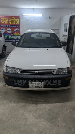 টয়োটা করোলা ২০০০ সাদা