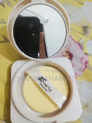 Everly Beauties Compact Powder, Shade - Banana