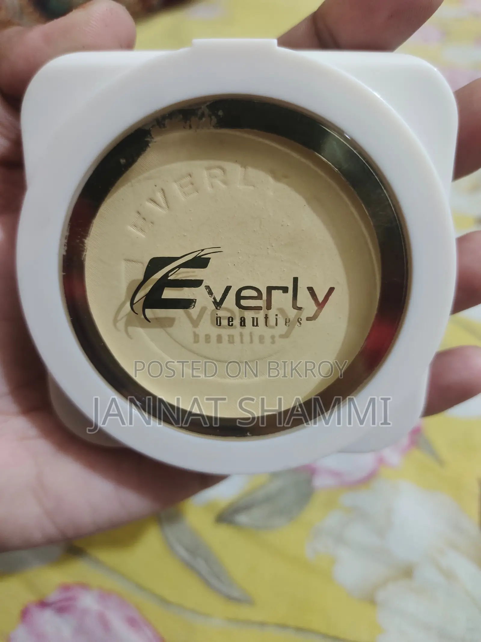 Everly Beauties Compact Powder, Shade - Banana