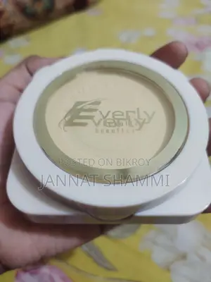 Everly Beauties Compact Powder, Shade - Banana