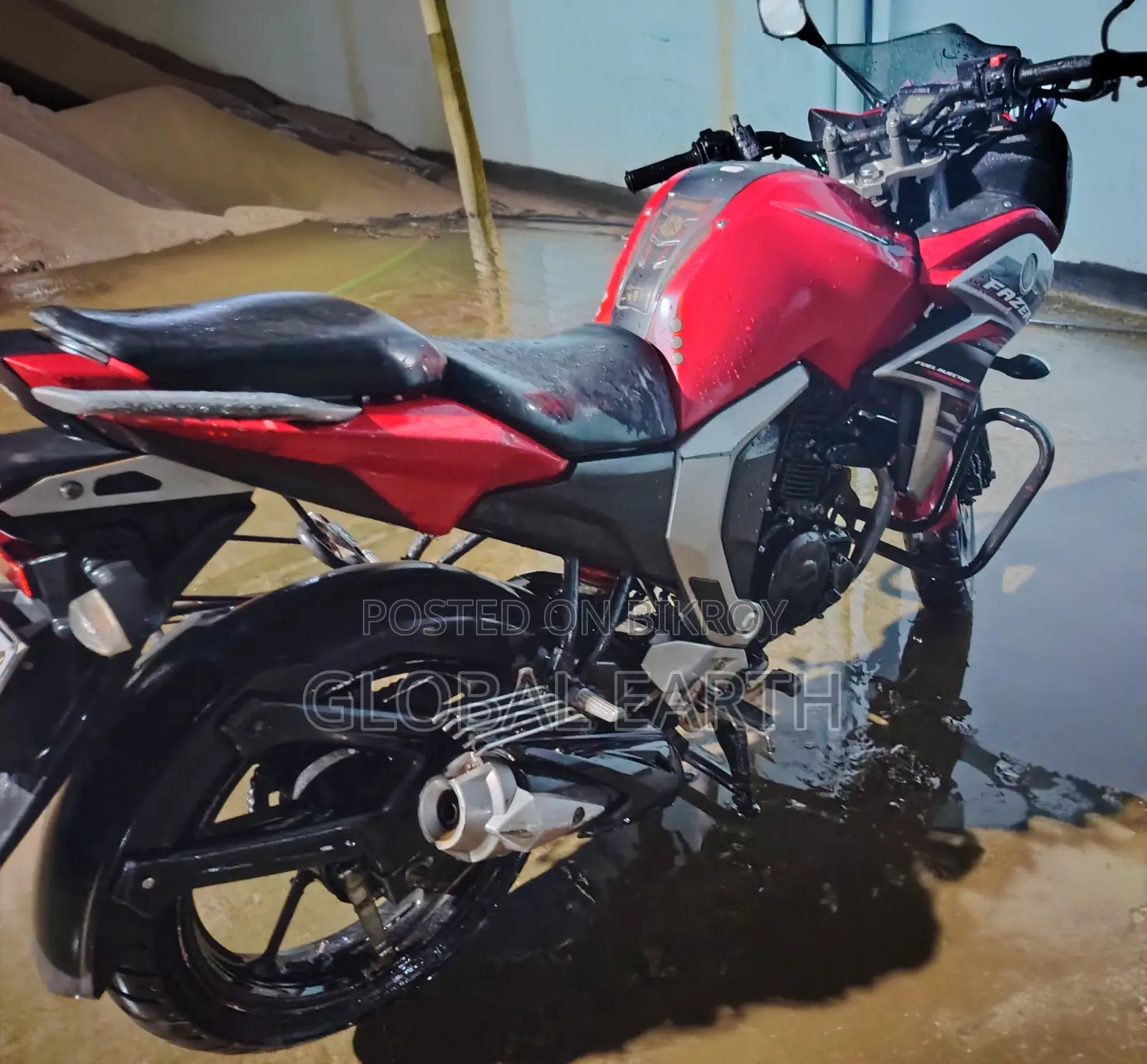 ইয়ামাহা ২০১৮ লাল