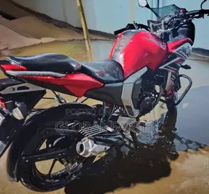 ইয়ামাহা ২০১৮ লাল