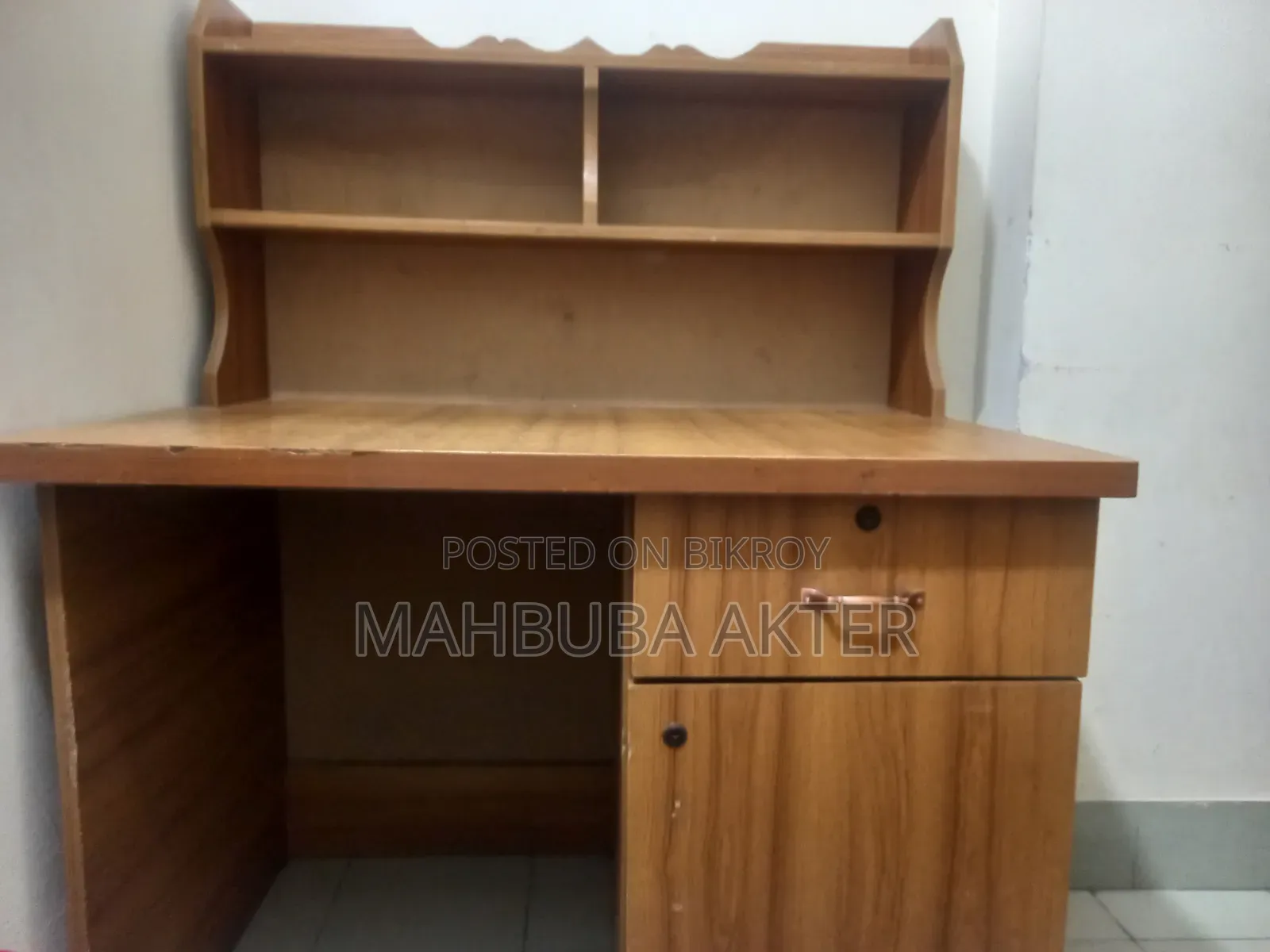 একটি পড়ার টেবিল বিক্রি করতে চাই