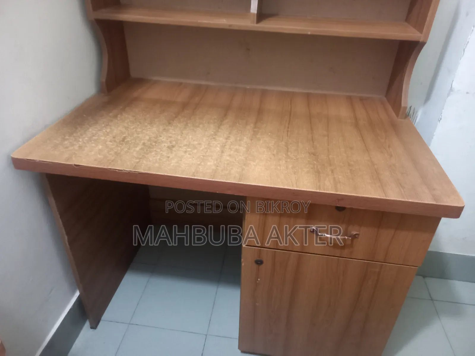 একটি পড়ার টেবিল বিক্রি করতে চাই