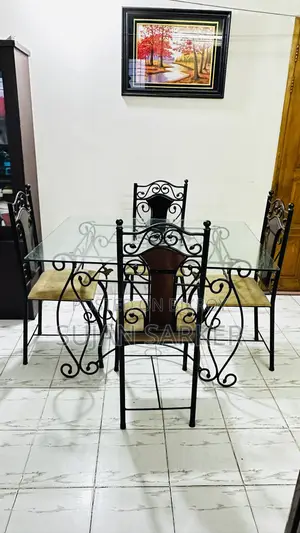 ডাইনিং টেবিল