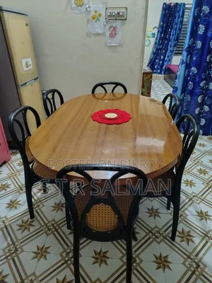 ডাইনিং টেবিল সেট। দেখতে এখনো নতুনের মত