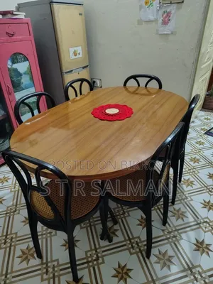 ডাইনিং টেবিল সেট। দেখতে এখনো নতুনের মত