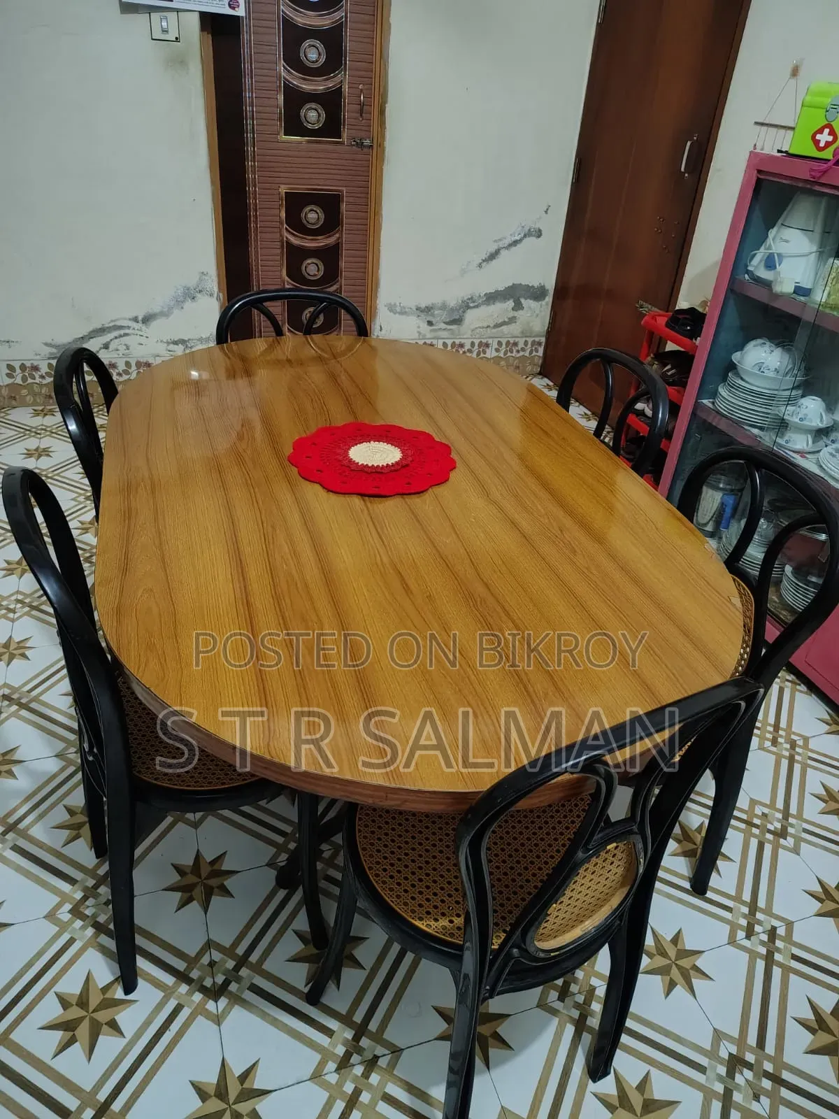 ডাইনিং টেবিল সেট। দেখতে এখনো নতুনের মত
