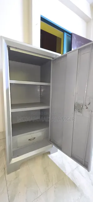 ভিনটেজ মজবুত স্টিলের আলমারি