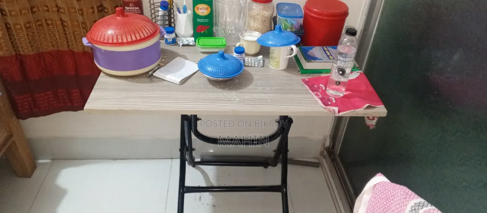 ফোল্ডিং টেবিল