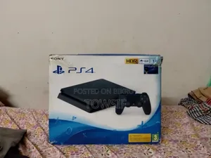 PlayStation 4 Slim, 3 Games, 3 Controllers