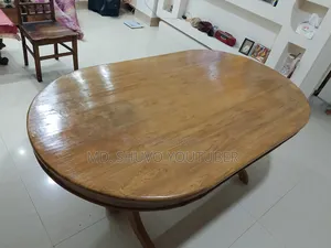 কাঠের টেবিল