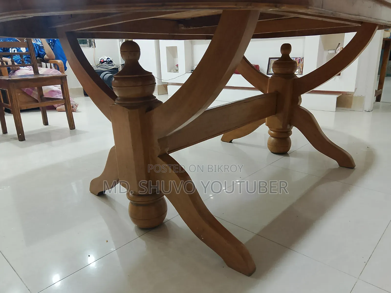 কাঠের টেবিল