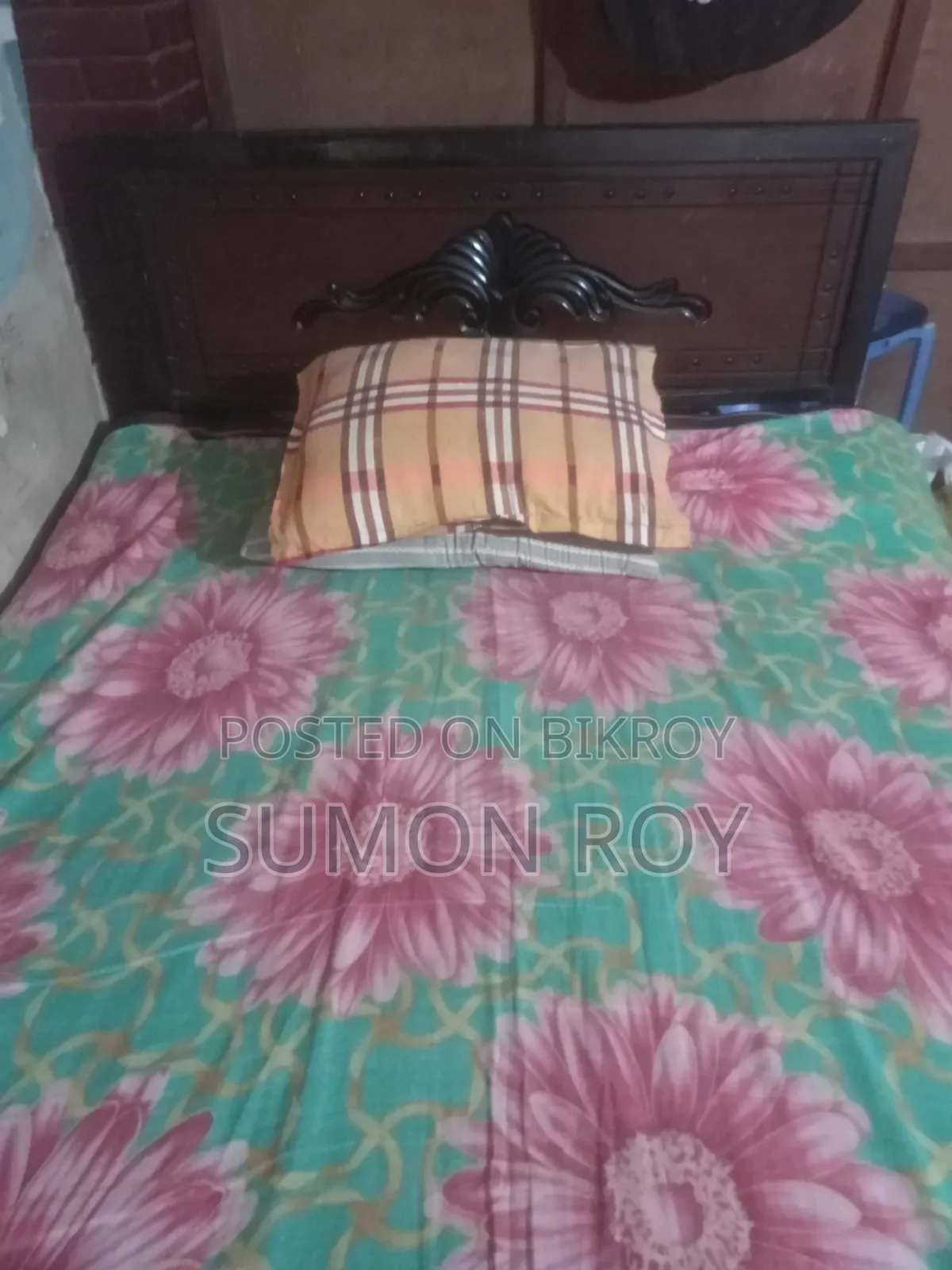 একটি সেমি-ডাবল বেড বিক্রয় হবে।