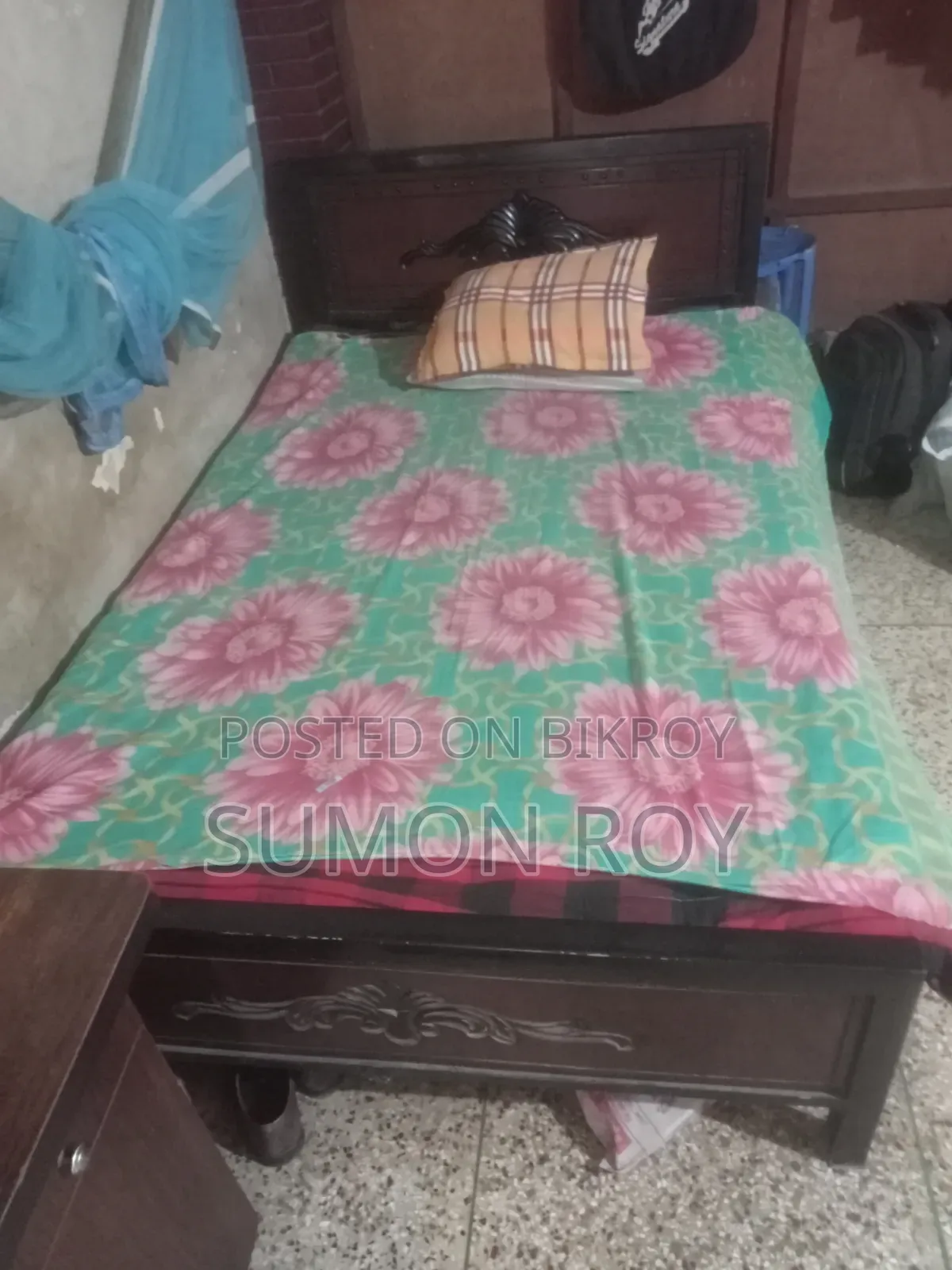 একটি সেমি-ডাবল বেড বিক্রয় হবে।