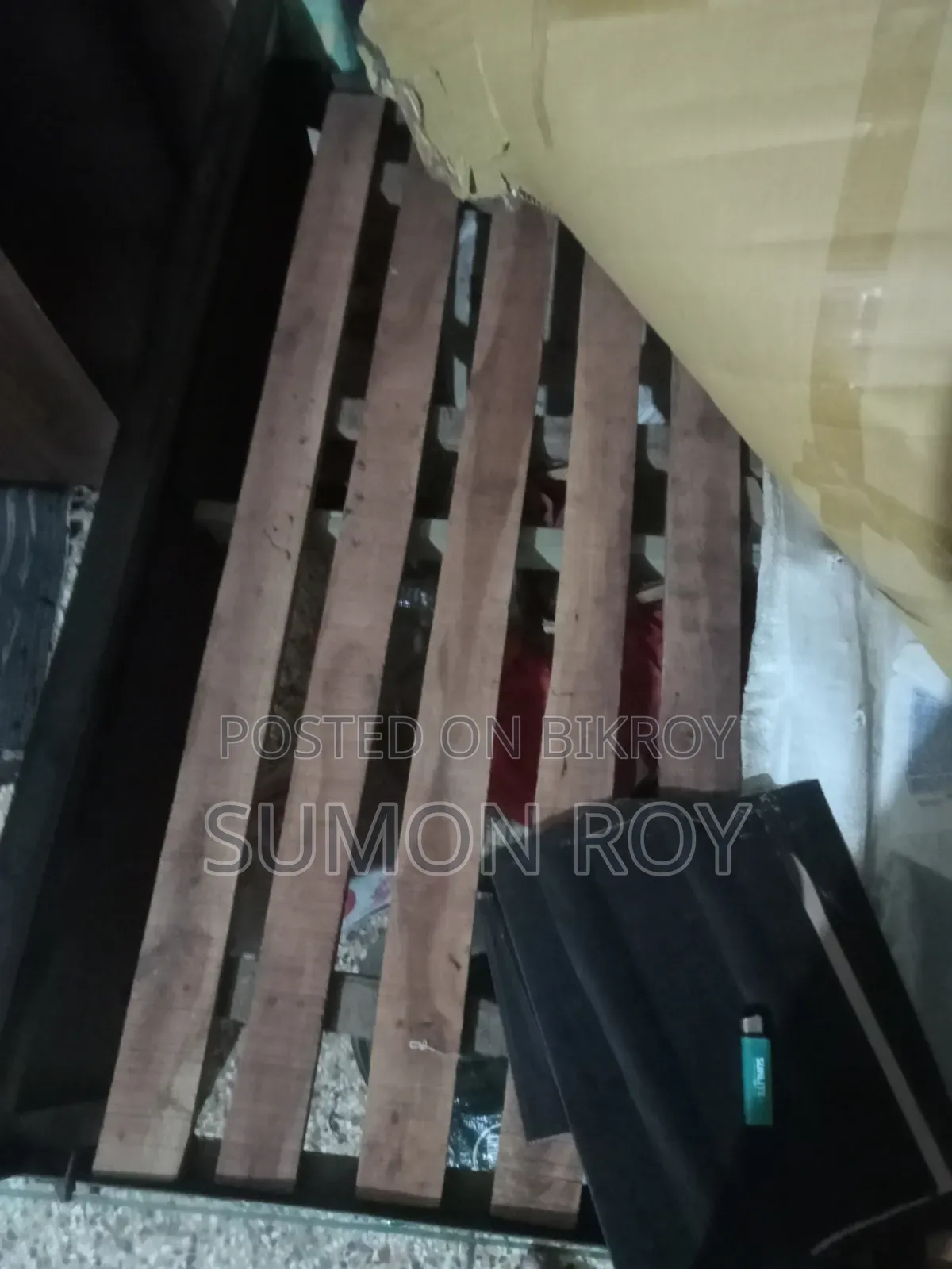 একটি সেমি-ডাবল বেড বিক্রয় হবে।
