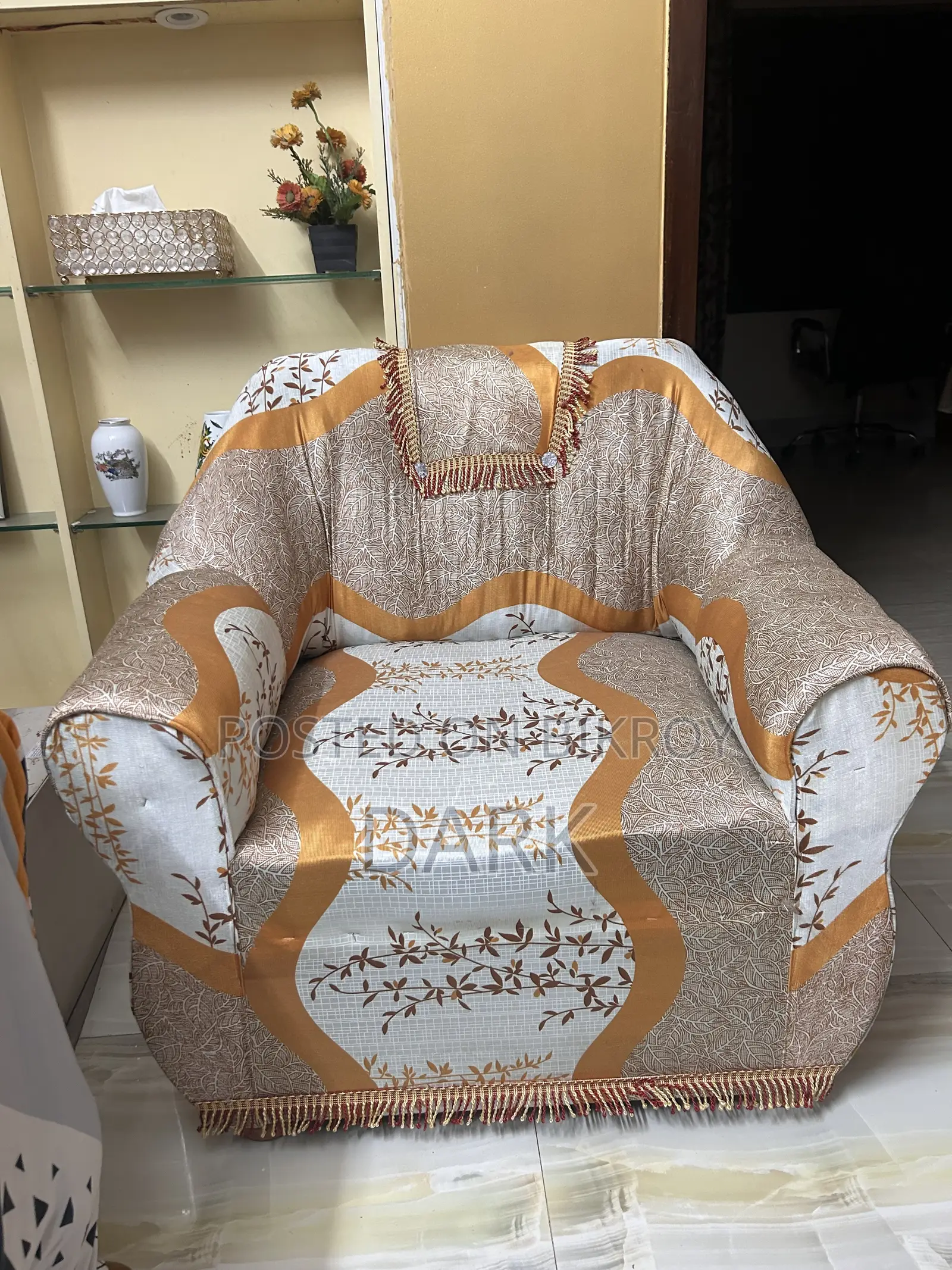 গোল আকৃতির সোফা সেট