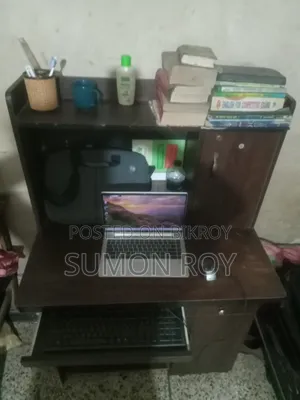 কম্পিউটার টেবিল।