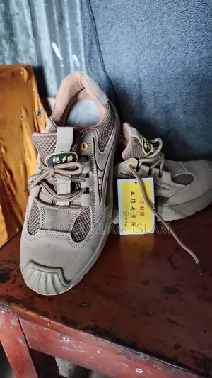 One pair of safety shoes new quality