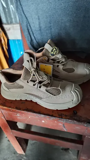 One pair of safety shoes new quality