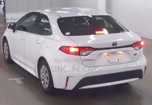 টয়োটা করোলা ২০২১ সাদা