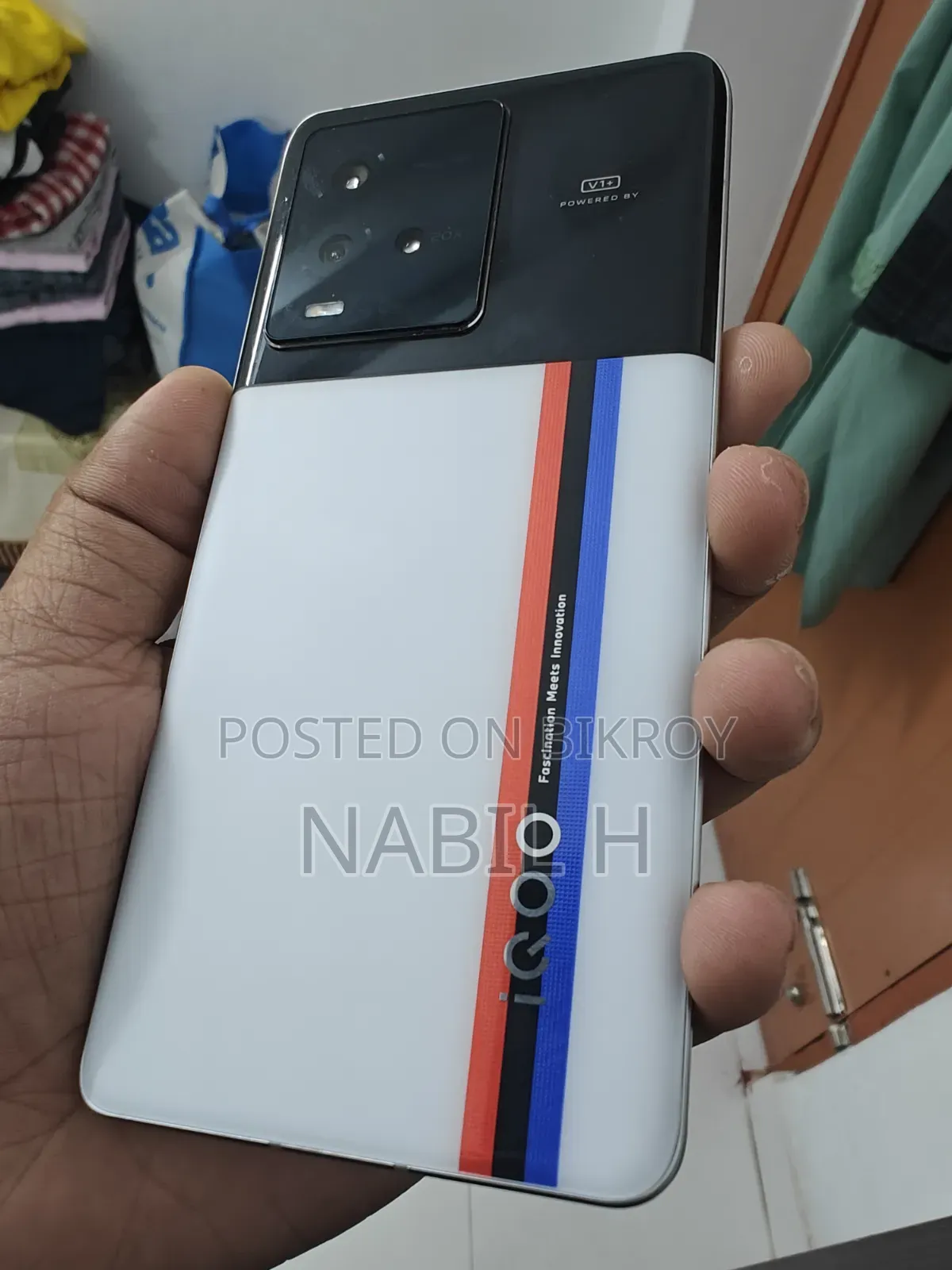 আইকিউওও ২৫৬ জিবি হোয়াইট