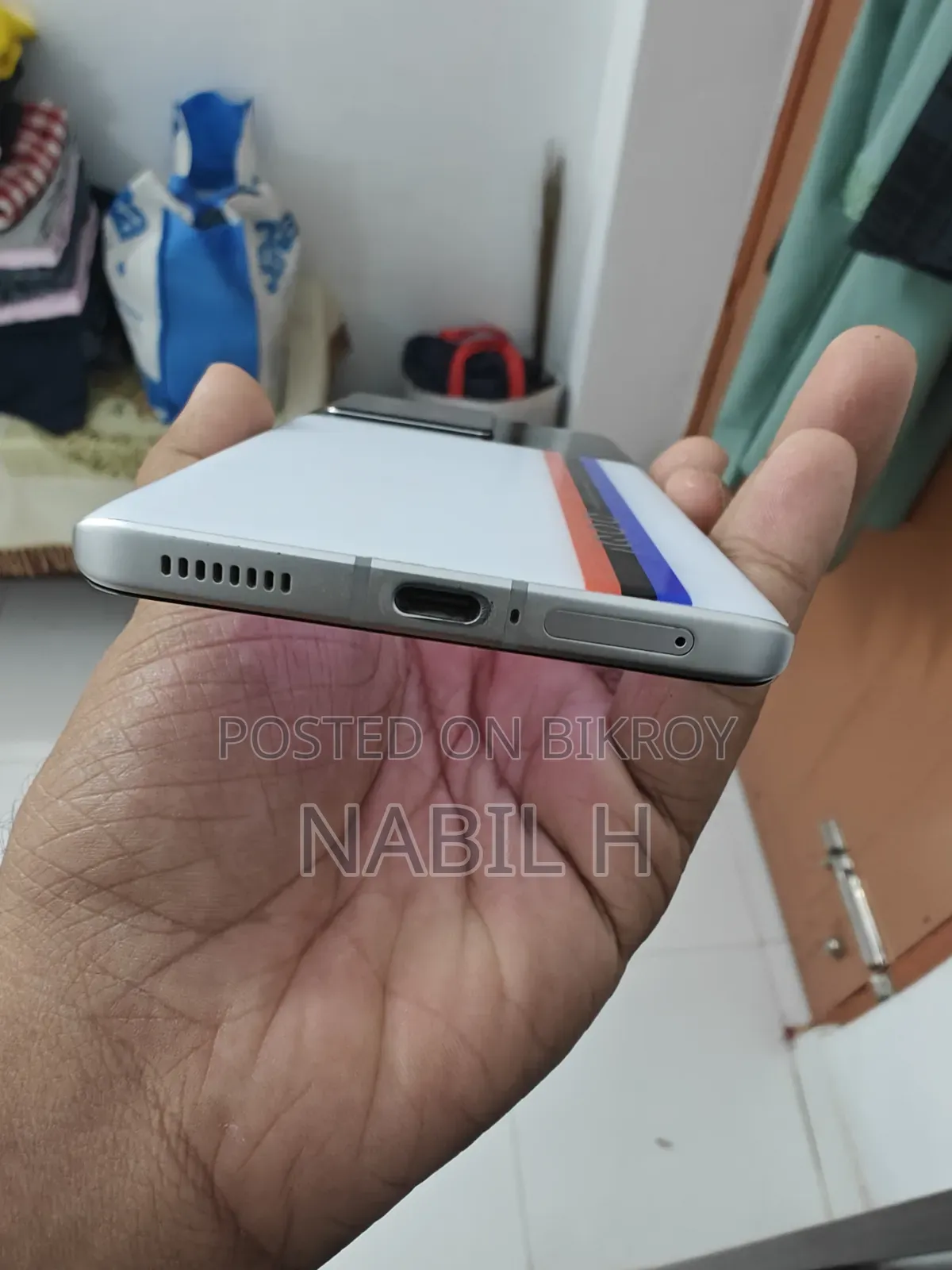 আইকিউওও ২৫৬ জিবি হোয়াইট