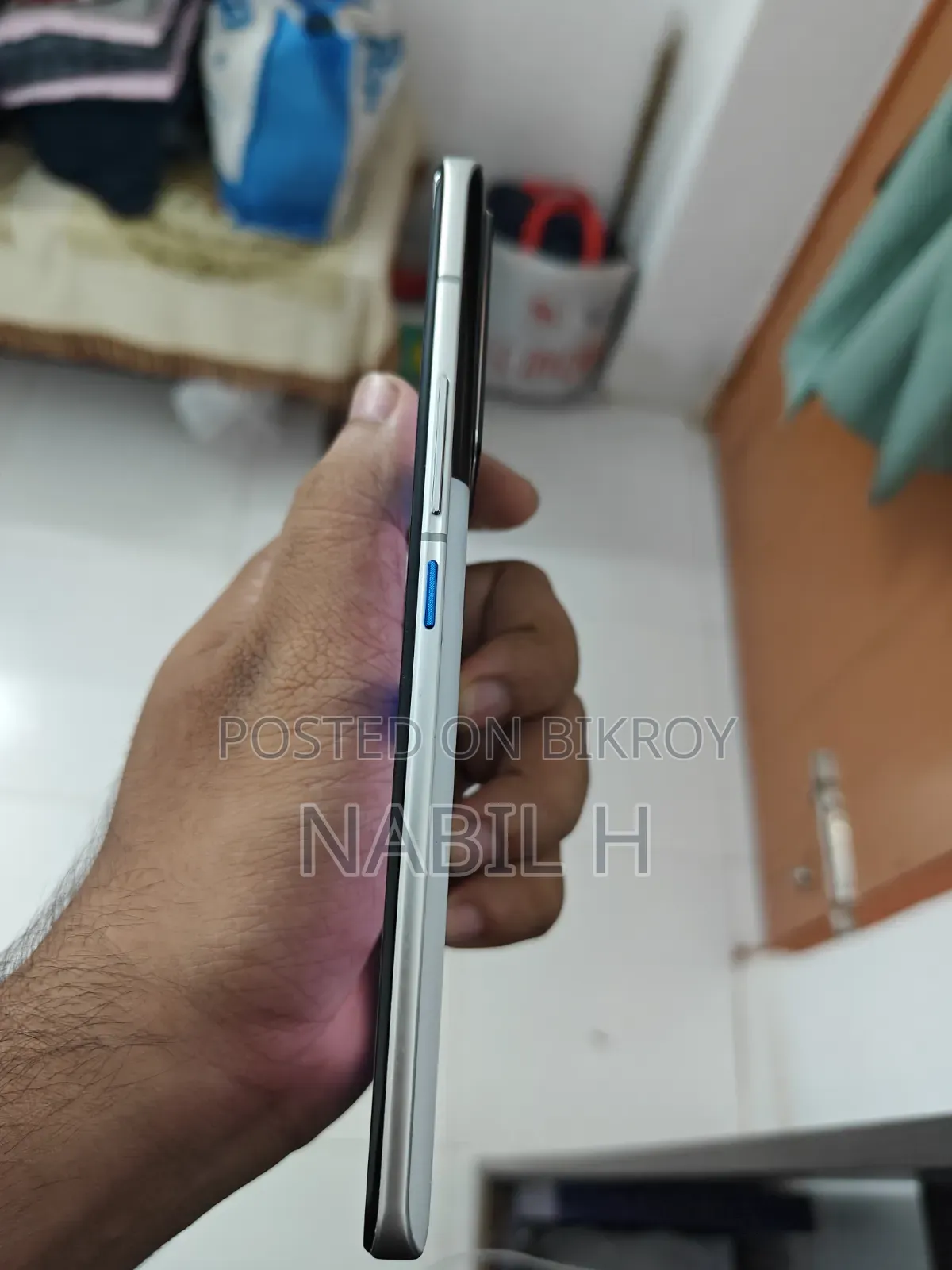 আইকিউওও ২৫৬ জিবি হোয়াইট