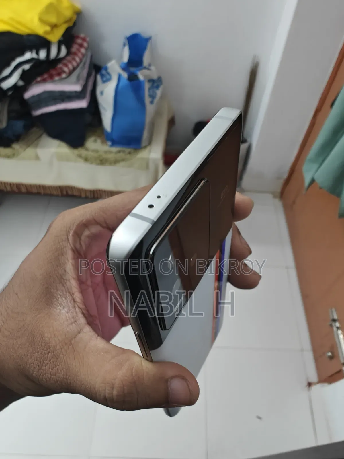 আইকিউওও ২৫৬ জিবি হোয়াইট