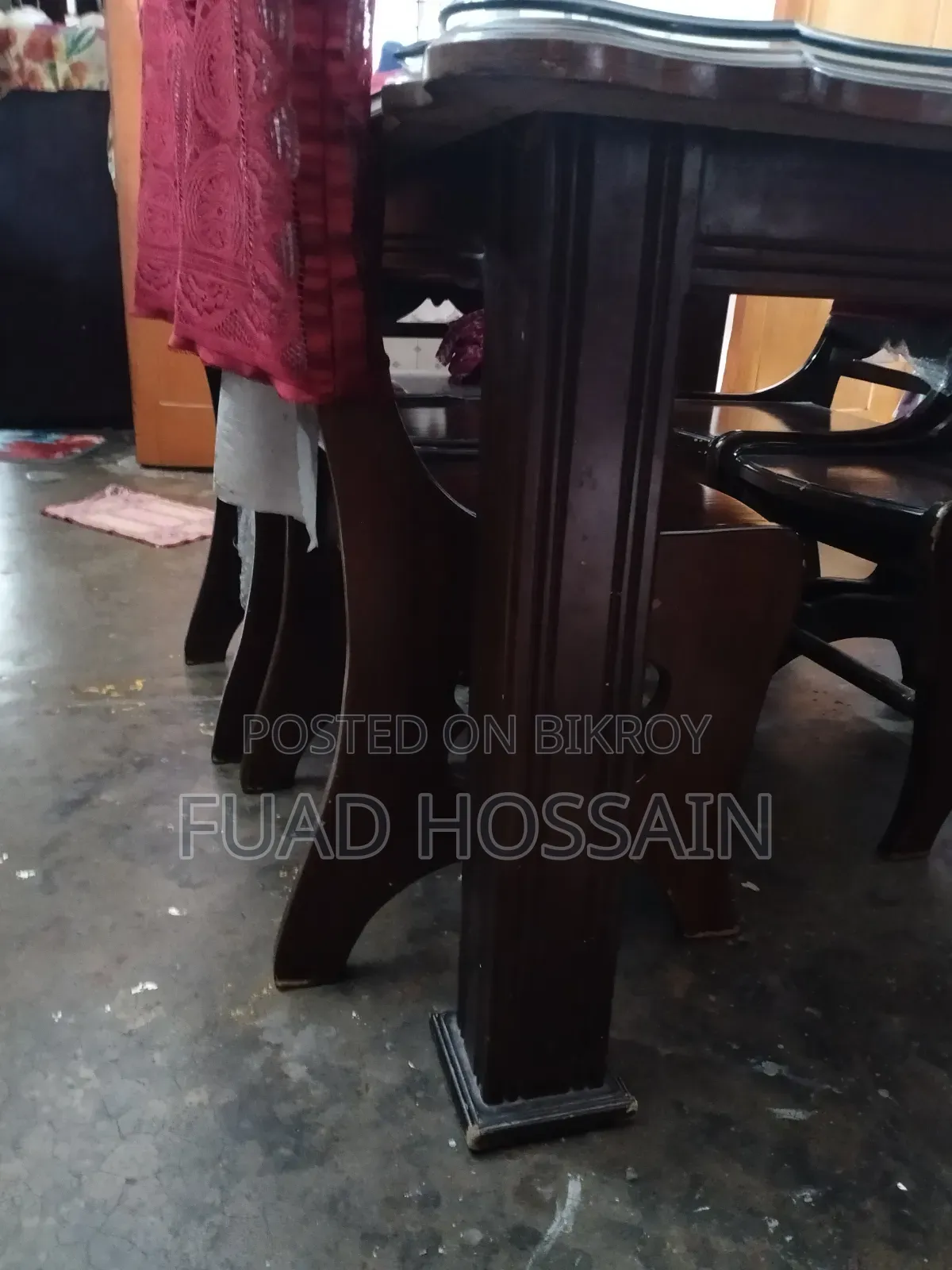 ডাইনিং টেবিল