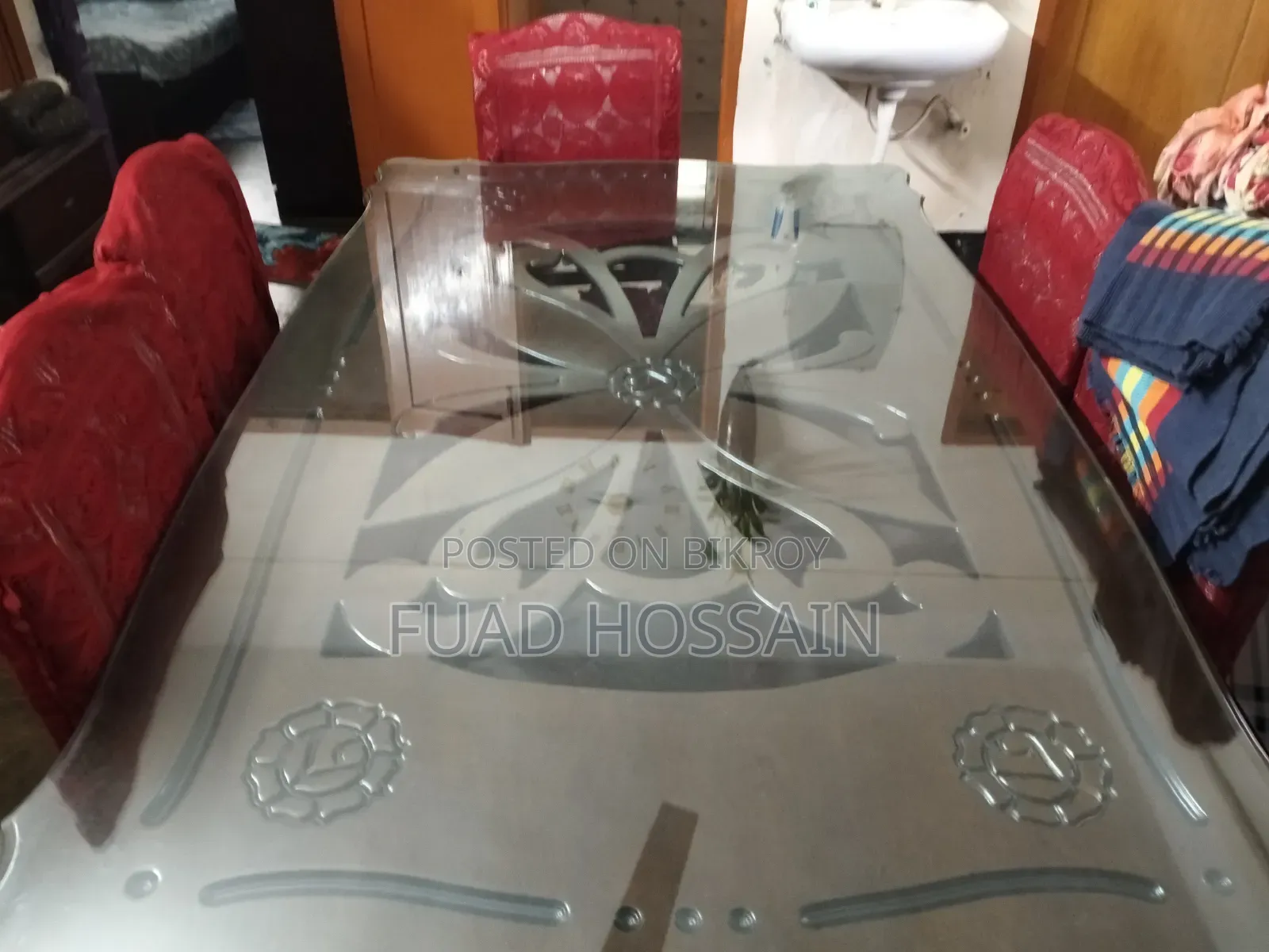 ডাইনিং টেবিল