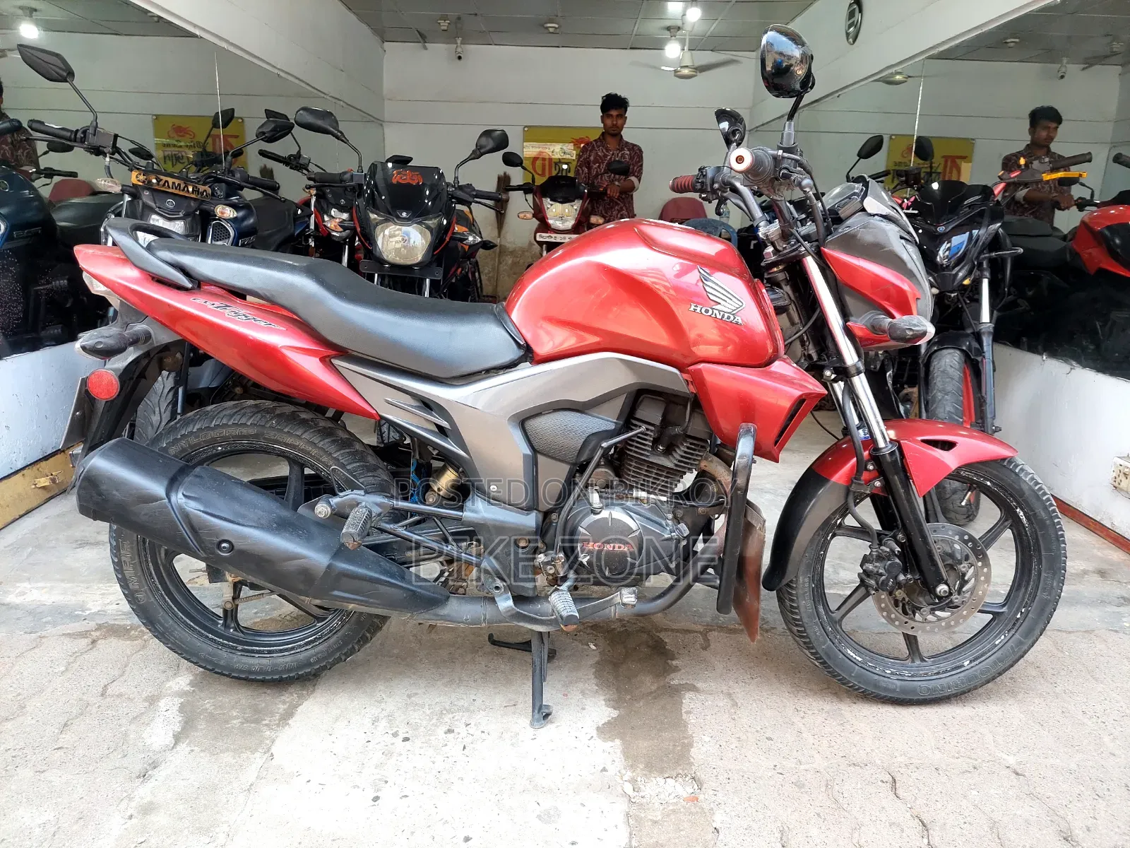 Honda CB 2017 Red