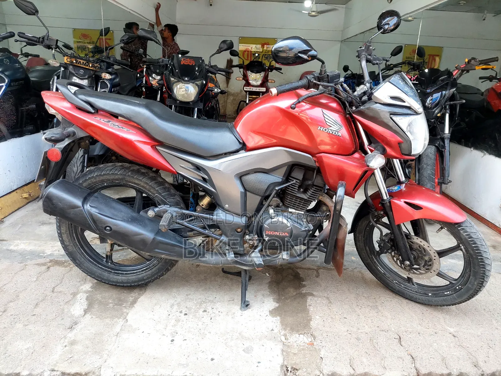 Honda CB 2017 Red
