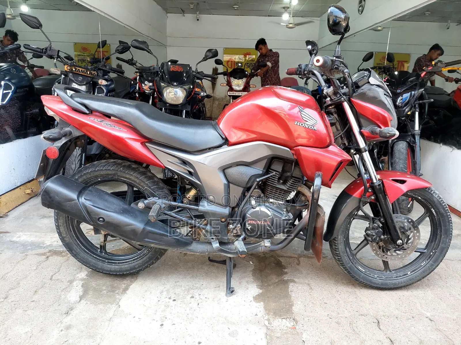 Honda CB 2017 Red