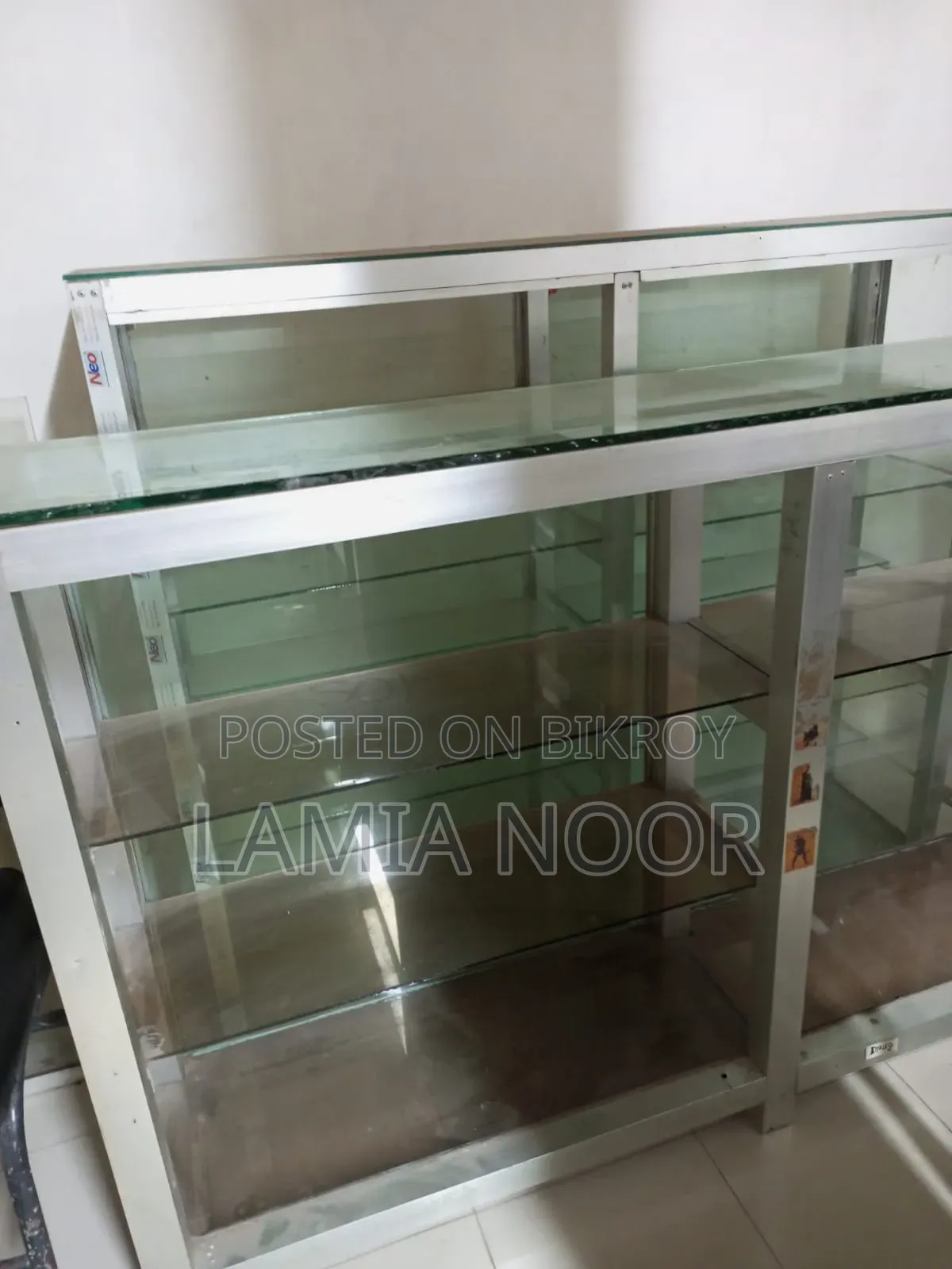 4 pieces of glass showcases