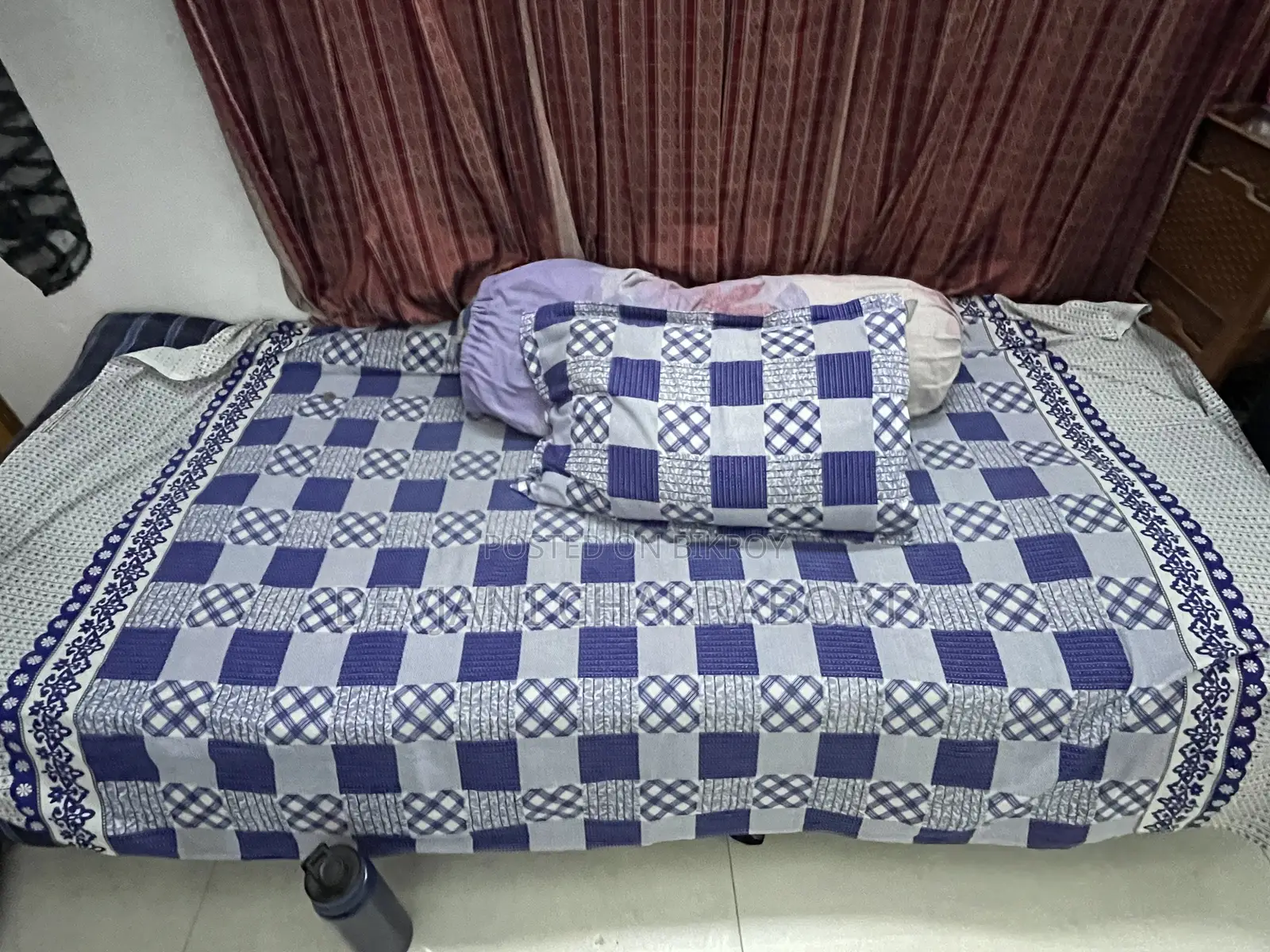 চৌকি সাথে ম্যাট্রেস এবং বালিশ