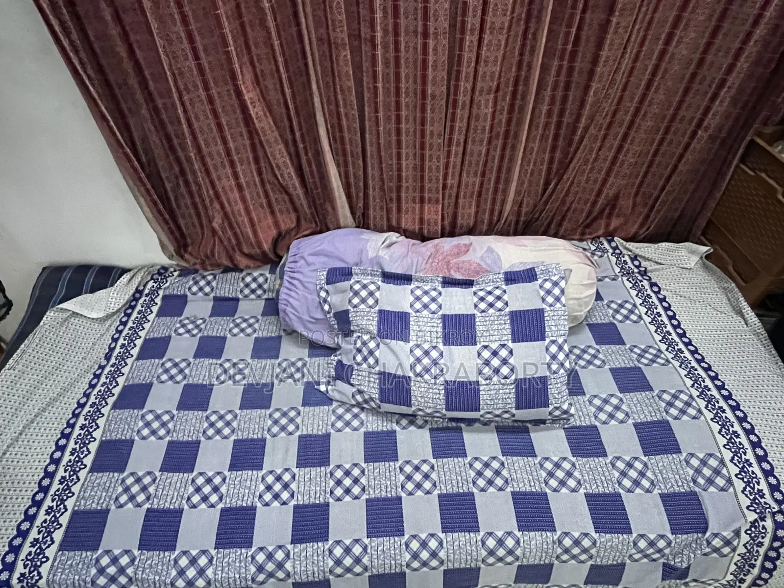 চৌকি সাথে ম্যাট্রেস এবং বালিশ
