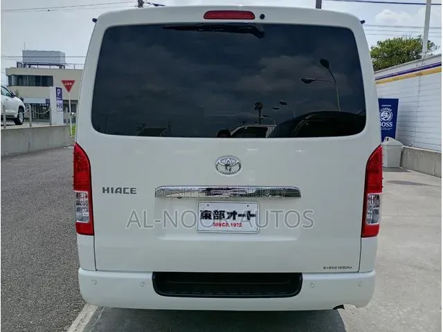 Toyota HiAce 2021 সাদা