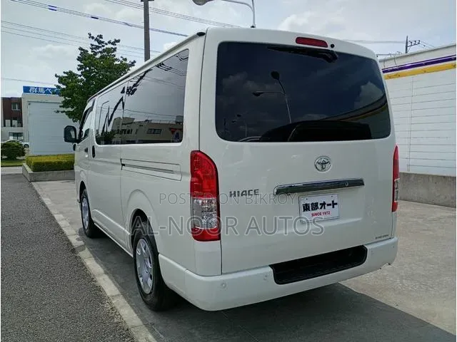 Toyota HiAce 2021 সাদা
